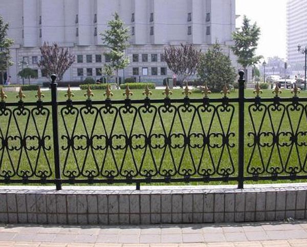 十堰鐵藝護(hù)欄有哪些優(yōu)缺點(diǎn)以及維護(hù)方式呢？
